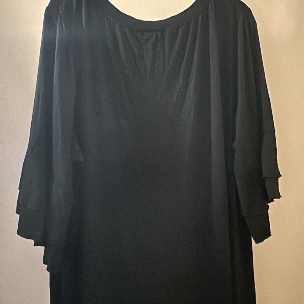 BloomChic Classic Black Top